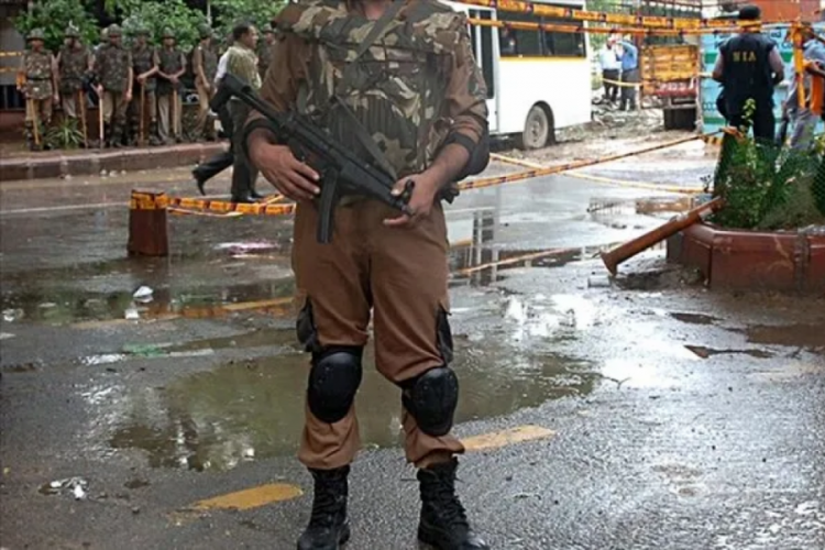 Hindistan'da Hindu hacıları taşıyan otob&uuml;se saldırı: 9 &ouml;l&uuml;