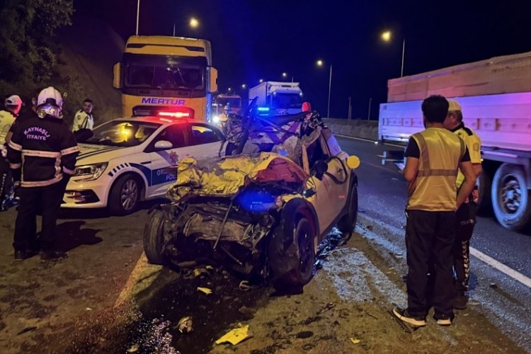 D&uuml;zce'de kamyona &ccedil;arpan otomobilin s&uuml;r&uuml;c&uuml;s&uuml; &ouml;ld&uuml;