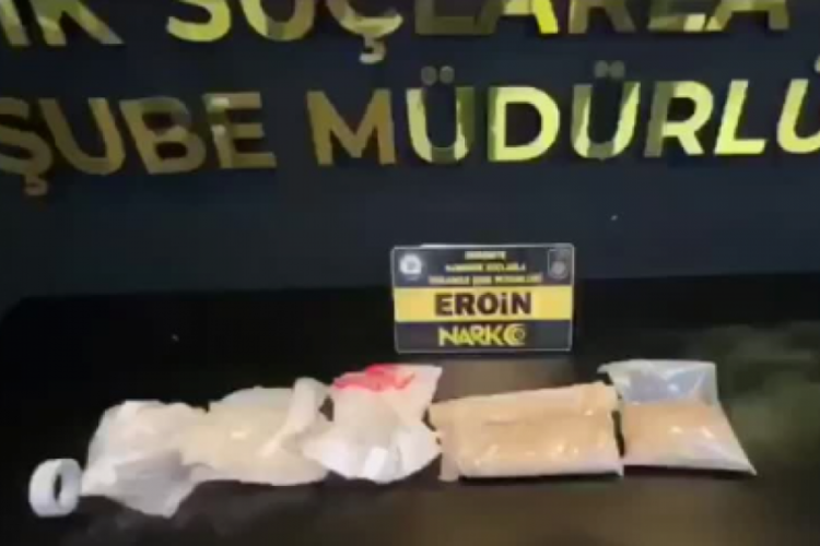 Osmaniye'de iki ara&ccedil;ta 11 kilo 450 gram sentetik uyuşturucu ele ge&ccedil;irildi