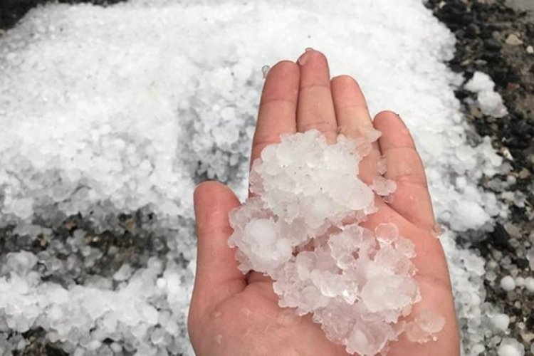 Bayburt'ta sağanak yağış: Ceviz b&uuml;y&uuml;kl&uuml;ğ&uuml;nde dolu yağdı