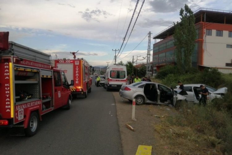 Malatya'da ara&ccedil; kontrolden &ccedil;ıktı karşı şeride ge&ccedil;ti: 1 &ouml;l&uuml; 4 yaralı