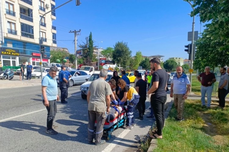 Bursa'da yaya yoluna giren motosiklete otomobil &ccedil;arptı!