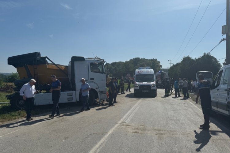 Kocaeli'de tır ile servis minib&uuml;s&uuml;n&uuml;n &ccedil;arpıştı! 12 yaralı