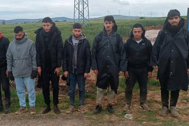 Edirne'de yurt dışına &ccedil;ıkmak isteyen 12 ka&ccedil;ak g&ouml;&ccedil;men yakalandı