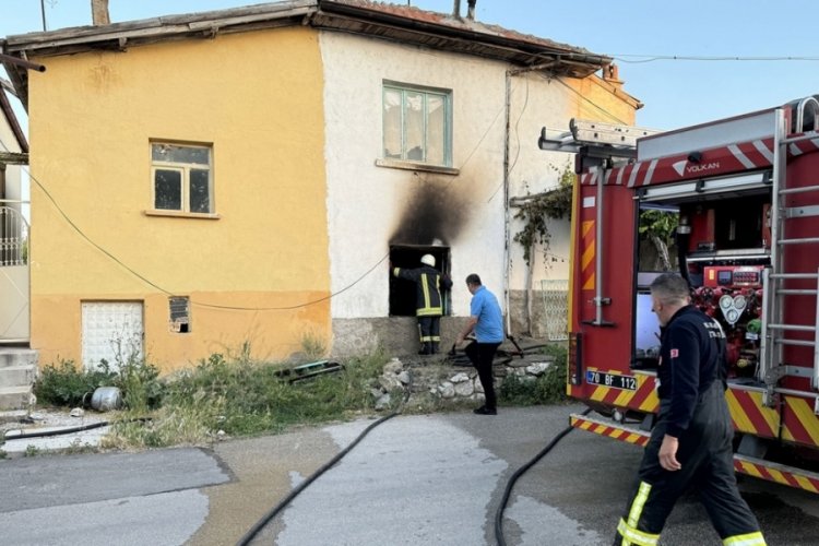 Karaman'da ev sahibine kızdı evi ateşe verdi