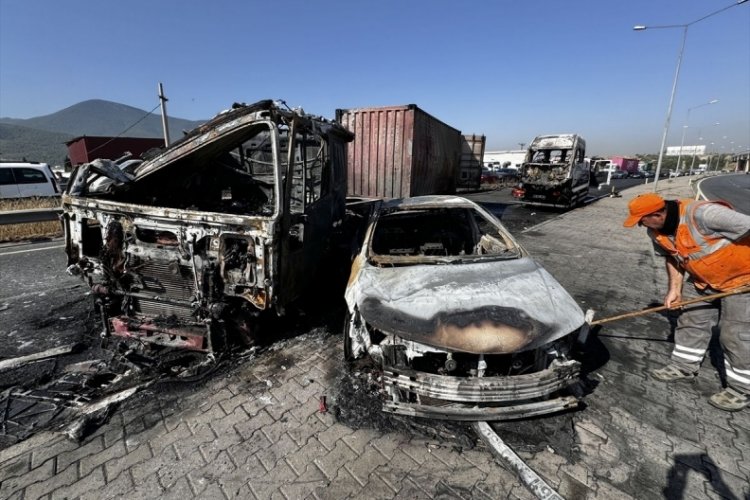 İzmir'de kaza yapan 3 ara&ccedil; alevlere teslim oldu