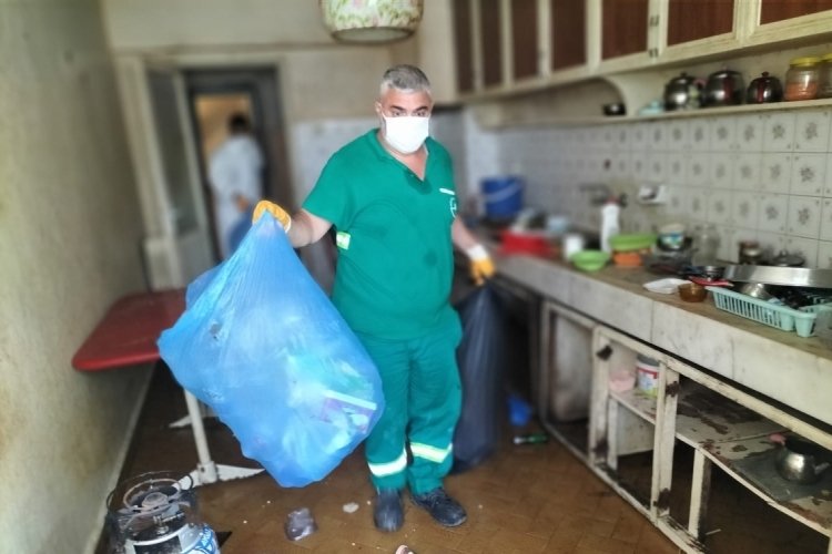 Bursa'da bir evden 3 kamyon &ccedil;&ouml;p &ccedil;ıktı!