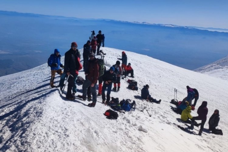  Ağrı'da dağcılar karın keyfini çıkardı