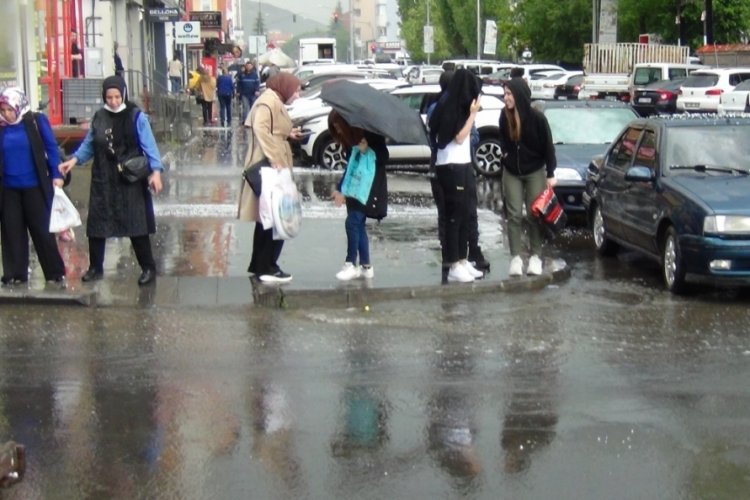 Kars'ı dolu vurdu, vatandaşlar arabalarına koştu