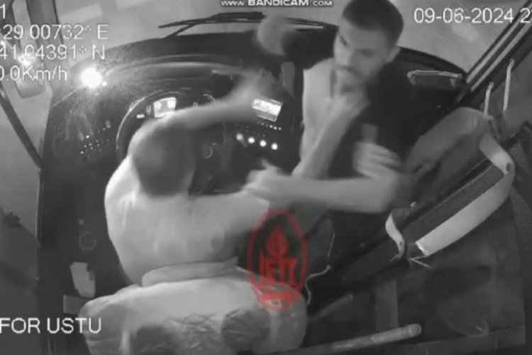 İstanbul'da ş&ouml;f&ouml;rle yolcu kavga etti otob&uuml;s kaza yaptı