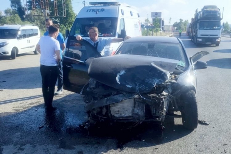 Bursa'da otomobil ile servis minib&uuml;s&uuml; &ccedil;arpıştı! 5 yaralı