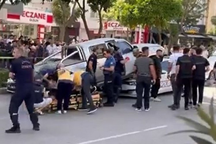 Kamyonet polis aracının &uuml;zerine u&ccedil;tu: 2 yaralı