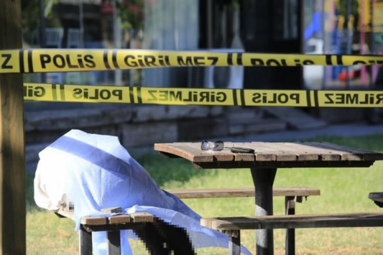 &Ouml;l&uuml;m bankta yakaladı, geriye g&ouml;zl&uuml;k ve c&uuml;zdanı kaldı