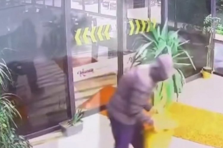 D&uuml;zce'de ilgin&ccedil; hırsızlık anları kameraya yansıdı