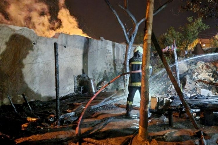 Kayseri'de m&uuml;stakil evin bah&ccedil;esinde yangın!