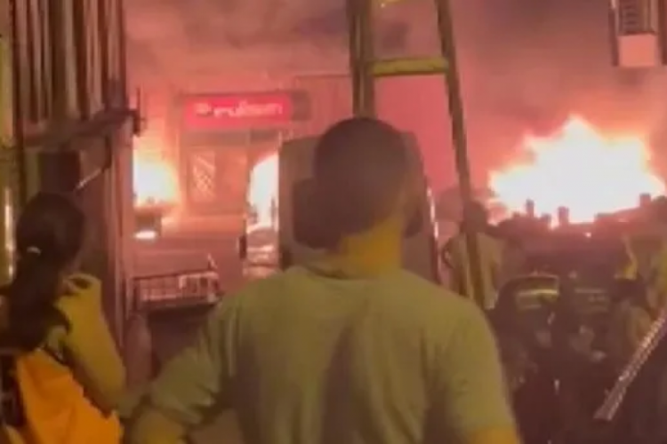 İstanbul'da 8 ara&ccedil; ve iş yeri kundaklandı