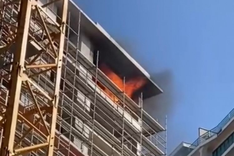 Bursa'da 12 katlı bir inşaatın en son katı, alevlere teslim oldu