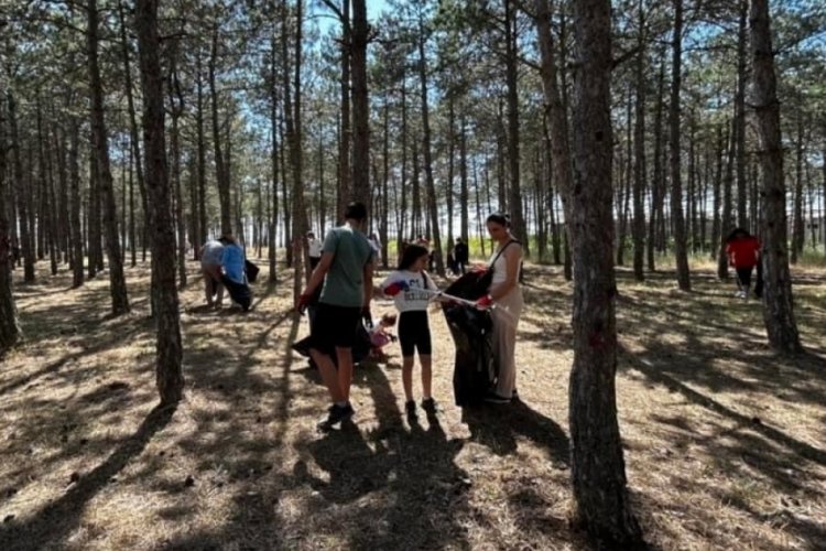 Kırklareli'nde öğrenciler piknik alanında poşet poşet çöp topladılar