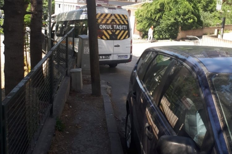 Bursa'da yayalar resmen &ouml;l&uuml;me y&uuml;r&uuml;yor! Kaldırım işgali devam ediyor