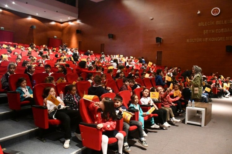 Bilecik'te &ccedil;ocukların tiyatro sevinci! Y&uuml;zlerini g&uuml;ld&uuml;rd&uuml;