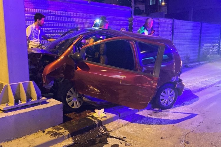 Otomobil tır ve tabela direğine &ccedil;arptı: 4 yaralı