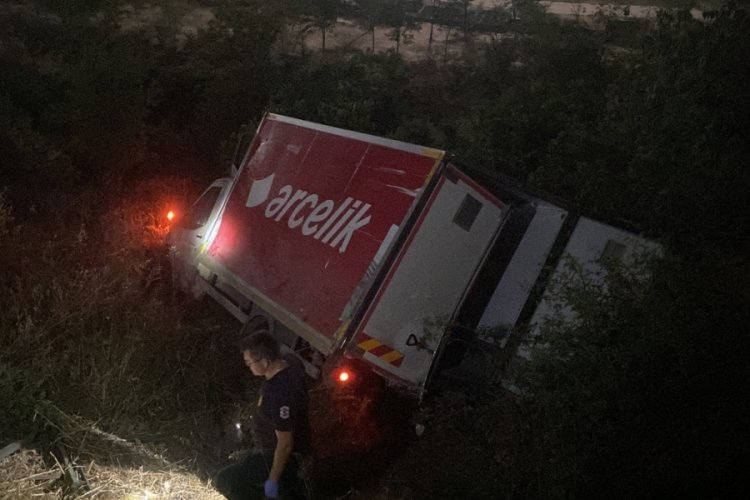 Freni boşalan kamyonet u&ccedil;urumdan u&ccedil;tu