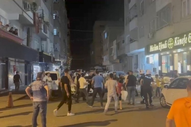&Ccedil;ocukların kavgasına b&uuml;y&uuml;kler karıştı: 2 yaralı