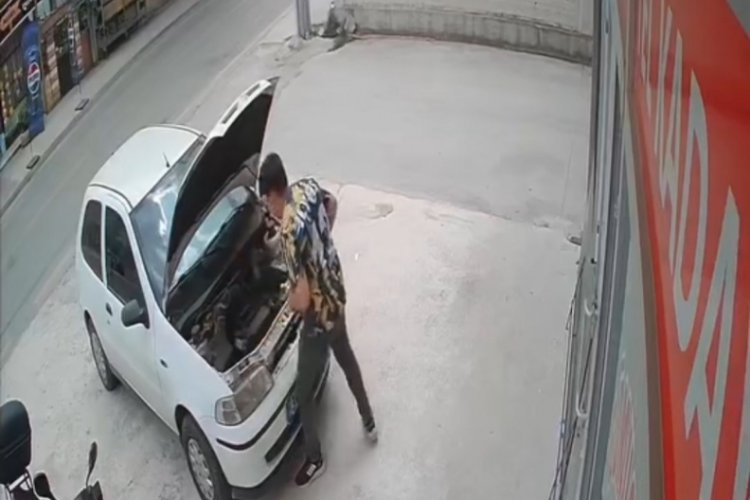 Otomobilin motoruna giren yılan teker s&ouml;k&uuml;lerek &ccedil;ıkarıldı