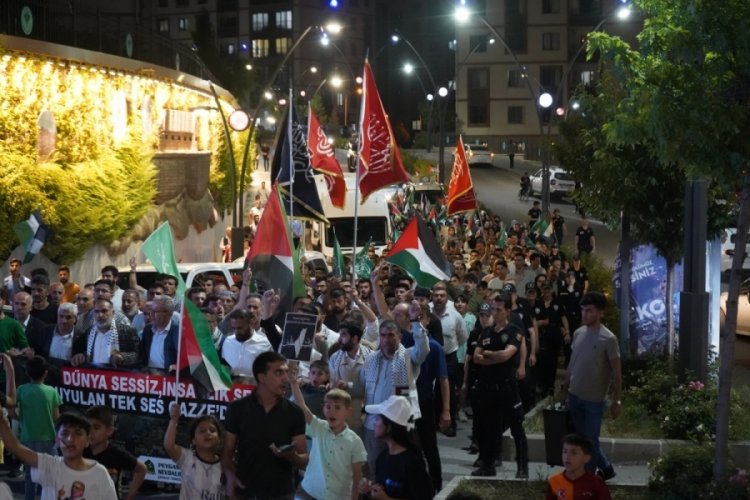 Şırnak'ta vatandaşlar Gazze i&ccedil;in y&uuml;r&uuml;d&uuml;