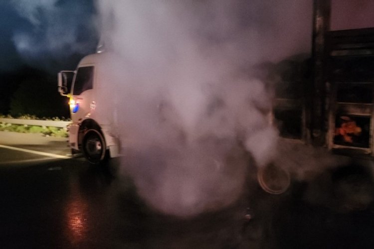Bolu'da alev alan kamyon k&uuml;le d&ouml;nd&uuml;