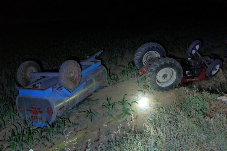 Devrilen trakt&ouml;r&uuml;n altında kalan s&uuml;r&uuml;c&uuml; hayatını kaybetti