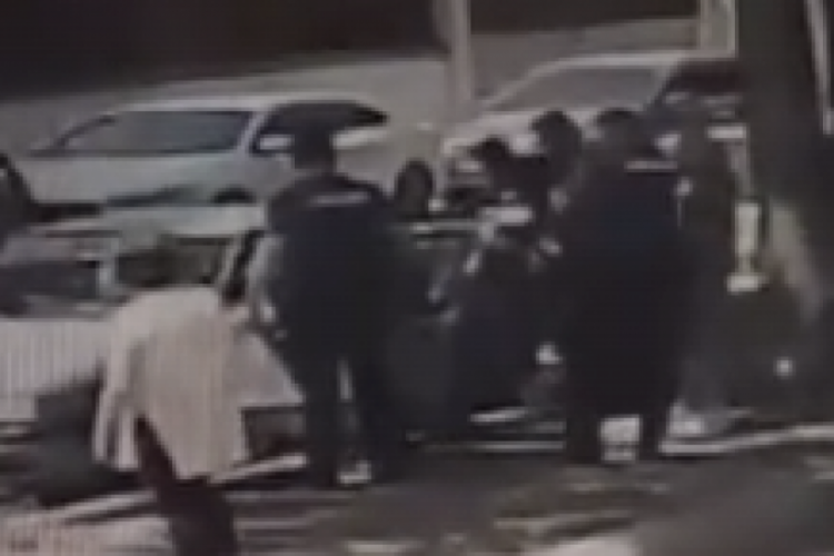 Ara&ccedil;ta bırakılan ikizleri polis &ouml;l&uuml;mden kurtardı