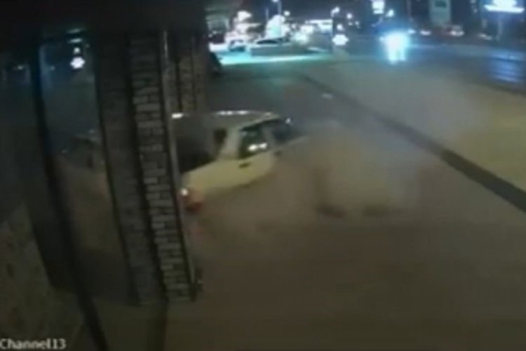 Bursa'da seyir halindeki otomobil halı d&uuml;kkanına girdi