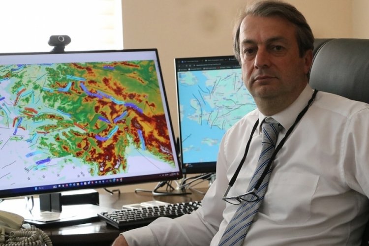Uzman isim 'deprem i&ccedil;in en yakın risk' diyerek İzmir'i işaret etti