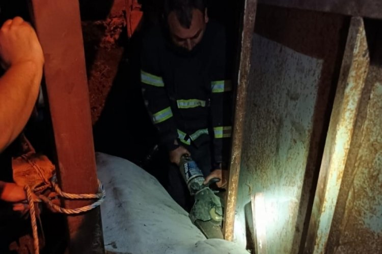 Hatay'da demir parmakların arasına sıkışan inek kurtarıldı