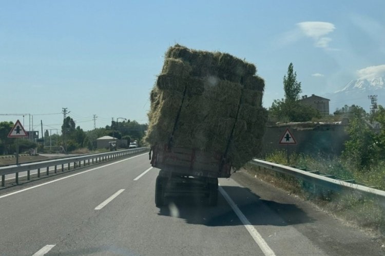 Iğdır'da ot y&uuml;kl&uuml; trakt&ouml;r&uuml;n tehlikeli seyri