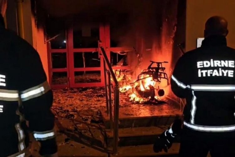 Edirne'de apartman girişine bırakılan motosiklette yangın &ccedil;ıktı