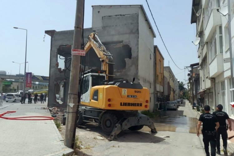 Bursa'da Osmangazi Belediyesi 2 katlı işyerini yıktı