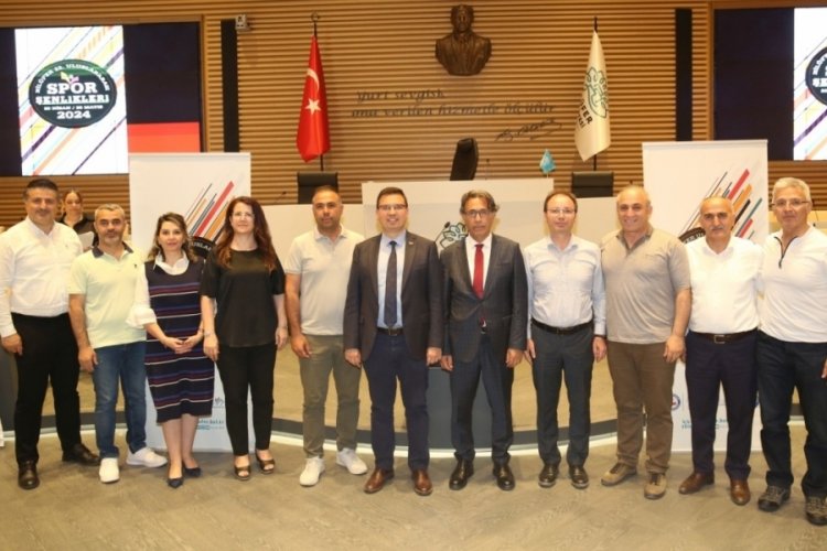 Spor Şenlikleri'nde emeği ge&ccedil;enlere teşekk&uuml;r plaketi verildi