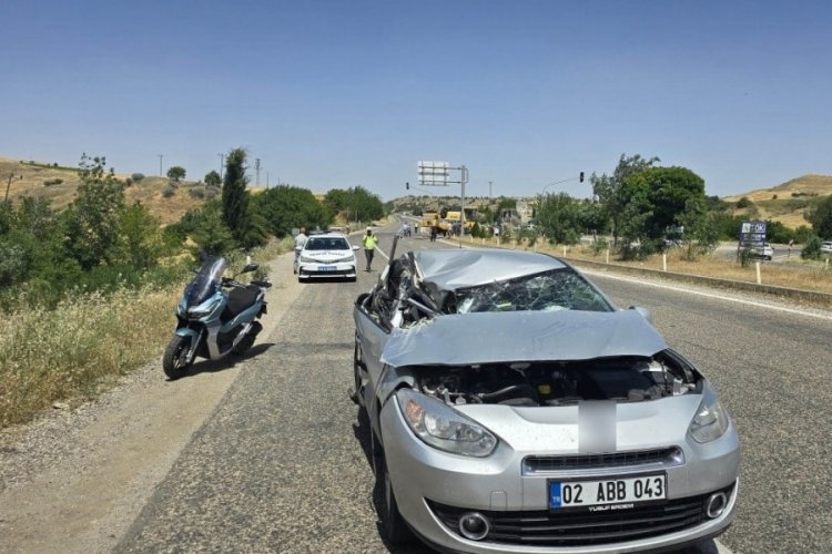 Adıyaman'da otomobil ile bi&ccedil;erd&ouml;ver &ccedil;arpıştı!