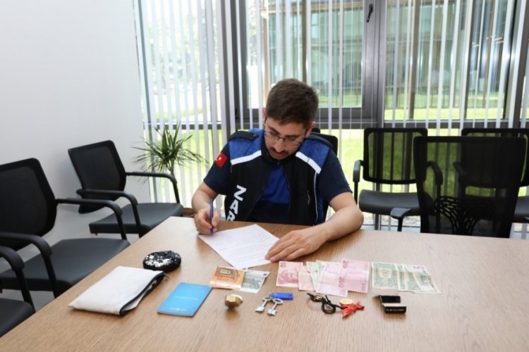 Bursa'da altın, d&ouml;viz ve para dolu &ccedil;anta buldu! &Ccedil;antanın sahibi bulunarak teslim edildi
