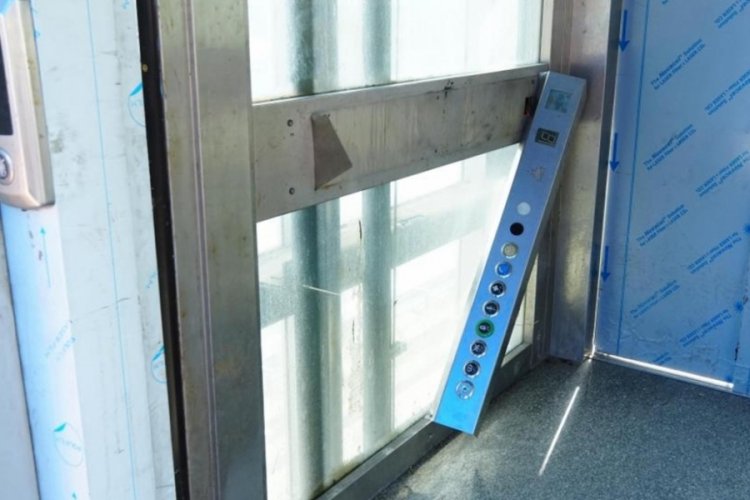 Vandallar &uuml;st ge&ccedil;it asans&ouml;rlerine saldırdı