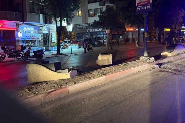 Bursa'da kontrolden çıkan otomobil, direğe ve saksılara çarpıp savruldu: 5 yaralı