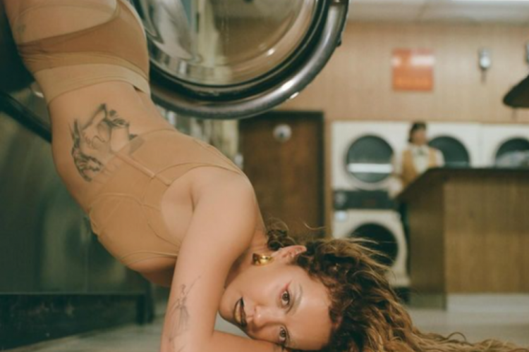 Rita Ora &ccedil;amaşır makinesinin i&ccedil;ine girip dans etti!