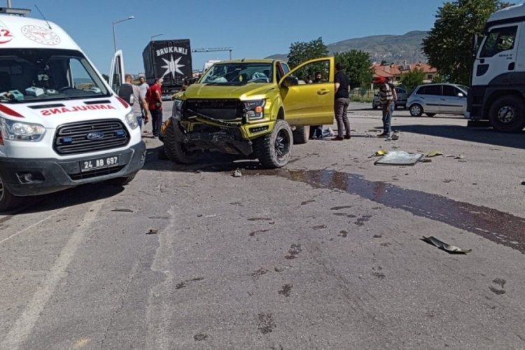 Erzincan'da trafik kazası: 2 yaralı