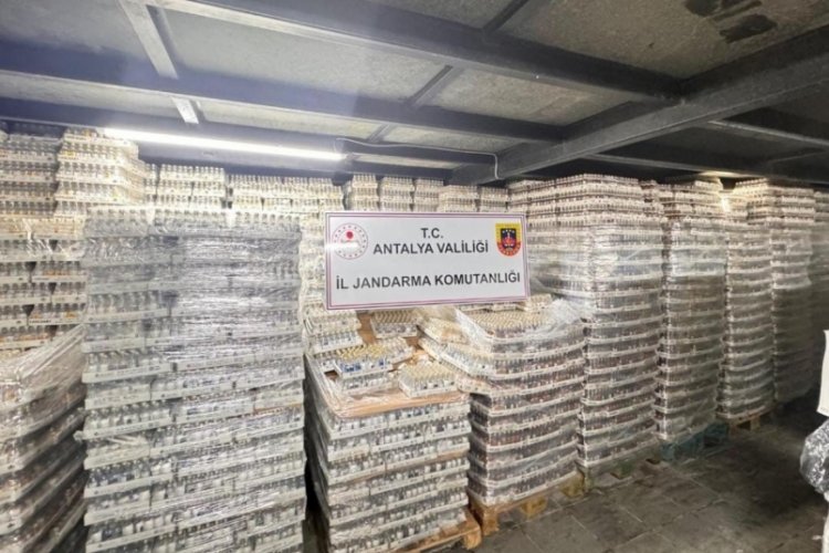 Antalya'da 5 bin 800 litre ka&ccedil;ak i&ccedil;ki yakalandı