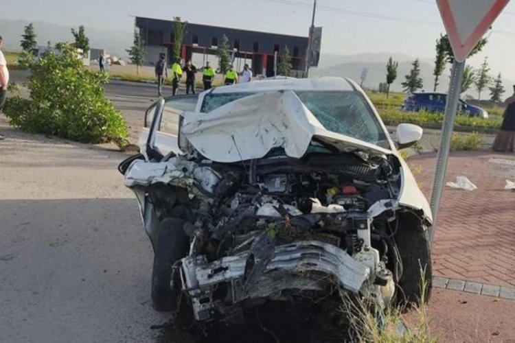 Erzurum'da otomobil ile kamyonet &ccedil;arpıştı: 12 kişi yaralandı