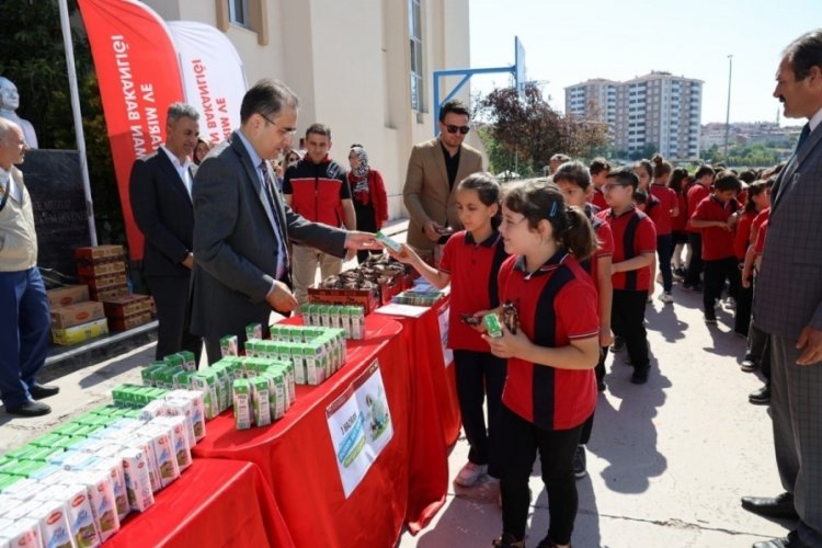 Bilecik'te &ouml;ğrencilere s&uuml;t ve kek ikram edilerek 'D&uuml;nya S&uuml;t G&uuml;n&uuml;' kutlandı