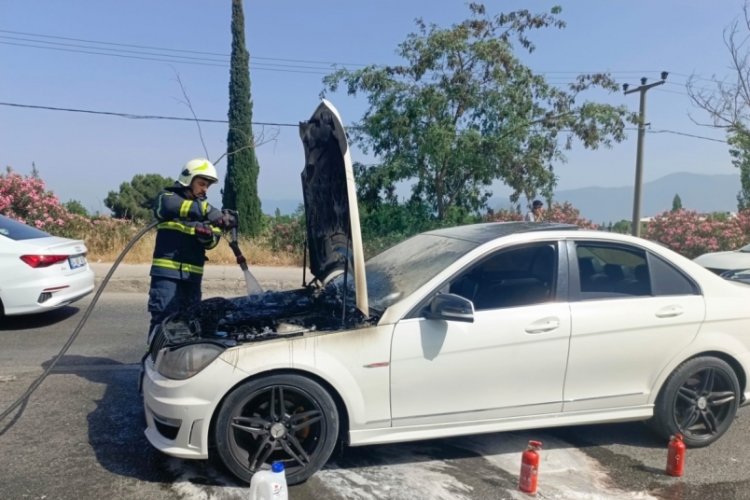 Bursa'da seyir halindeki otomobil motor b&ouml;l&uuml;m&uuml;nden yandı
