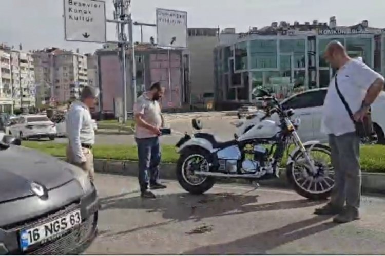 Bursa'da korkutan kaza! Otomobil motosikletle &ccedil;arpıştı
